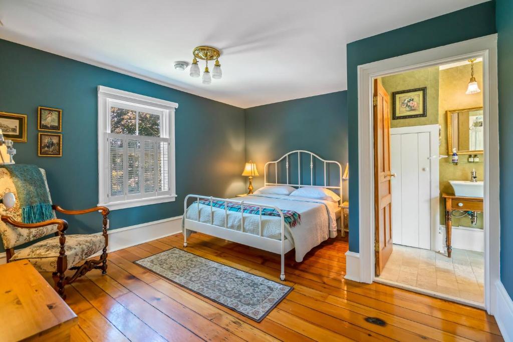Ένα ή περισσότερα κρεβάτια σε δωμάτιο στο Hot Tub | Historic Home | Steps to Everything NOTL