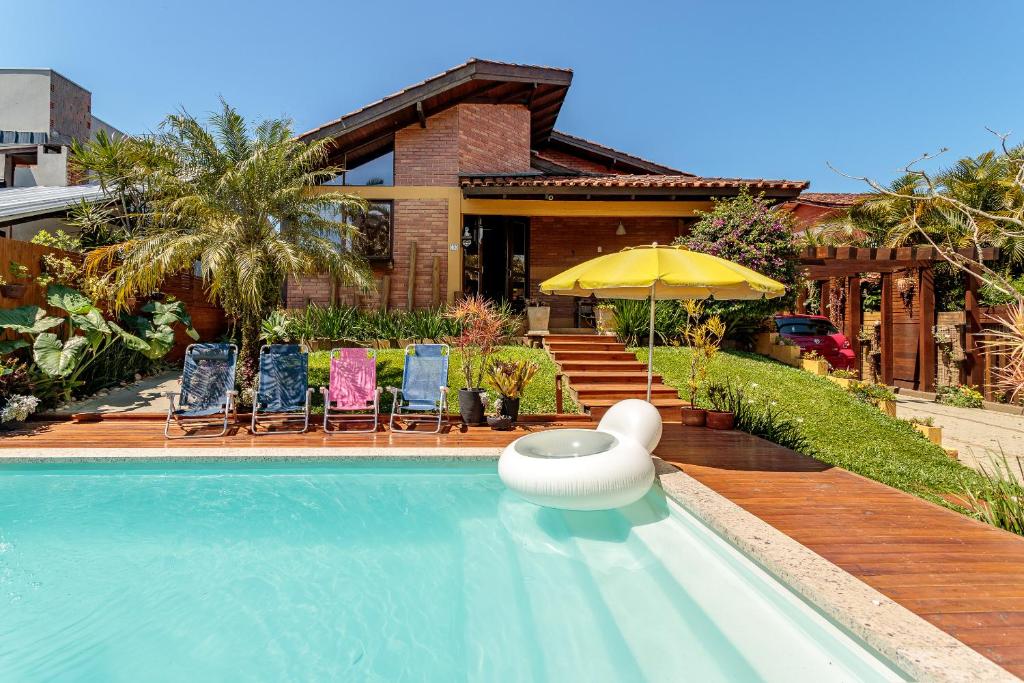 Πισίνα στο ή κοντά στο Casa Aconchegante e Inteligente na Cachoeira