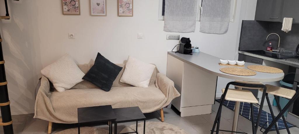 Kuchyň nebo kuchyňský kout v ubytování Cocon cosy en plein centre ville proche Paris à 2 pas de la gare