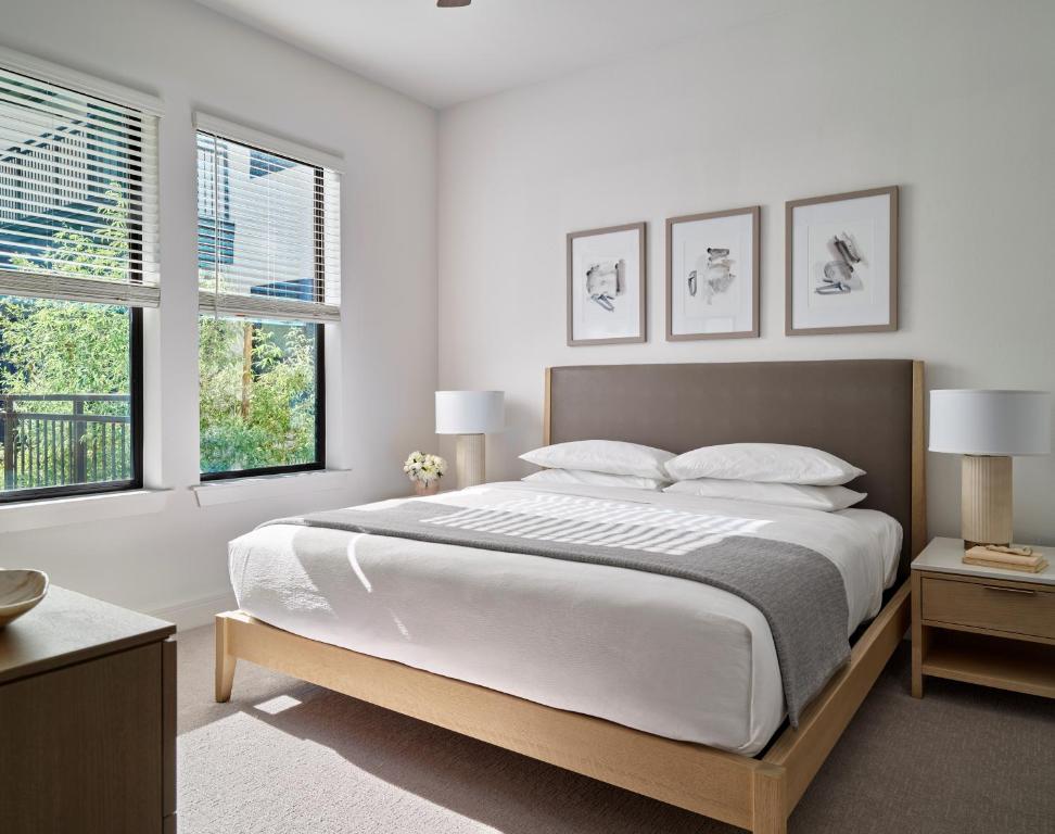 Postel nebo postele na pokoji v ubytování AVE Normandy - Extended Stay Furnished Apartment