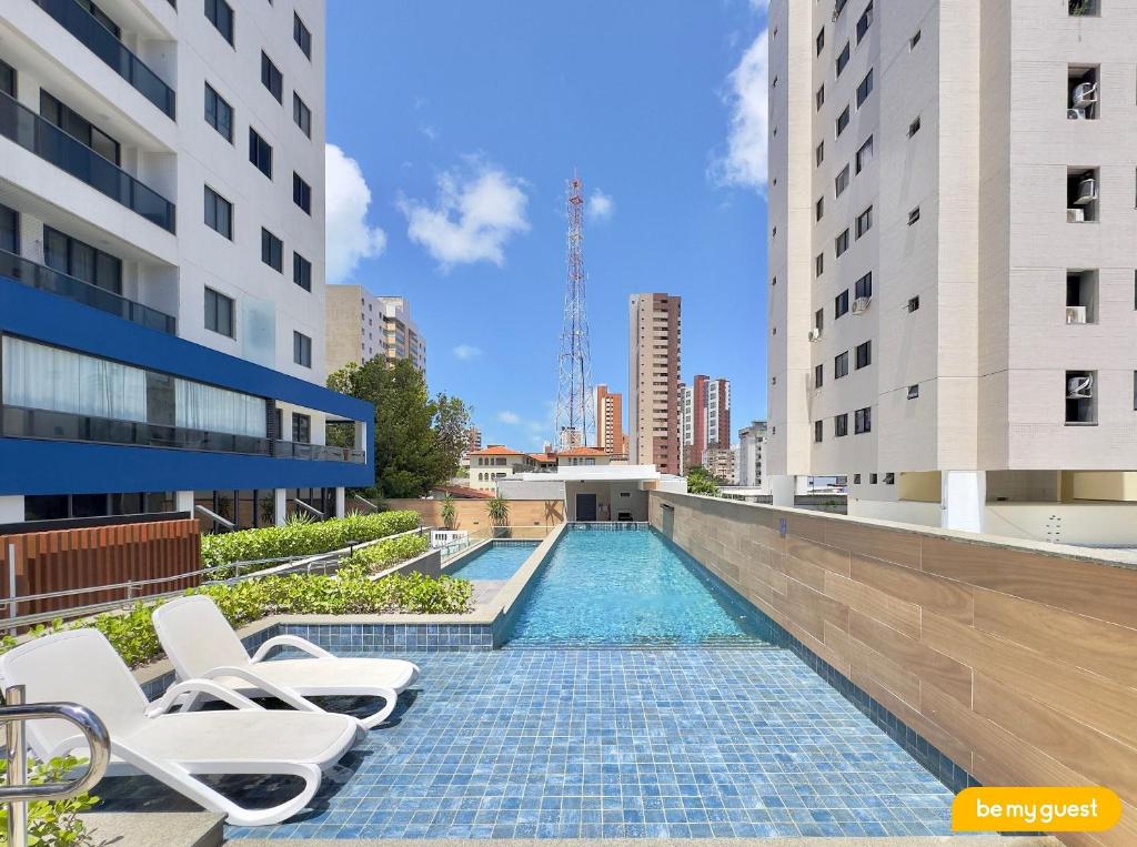 ein Schwimmbad in der Mitte von zwei Gebäuden in der Unterkunft JSmart Dom in Fortaleza