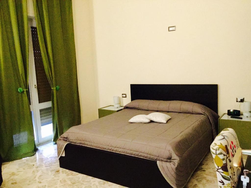 een slaapkamer met een bed met twee handdoeken erop bij B&B La Stazione in Acquaviva delle Fonti