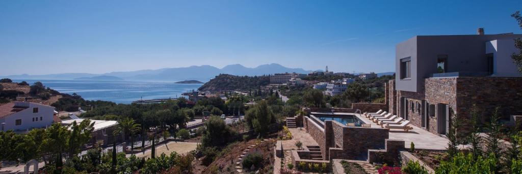 a view of a city and the ocean at Haus In Agios Nikolaos Mit Außergewöhnlicher Aussicht in Agios Nikolaos