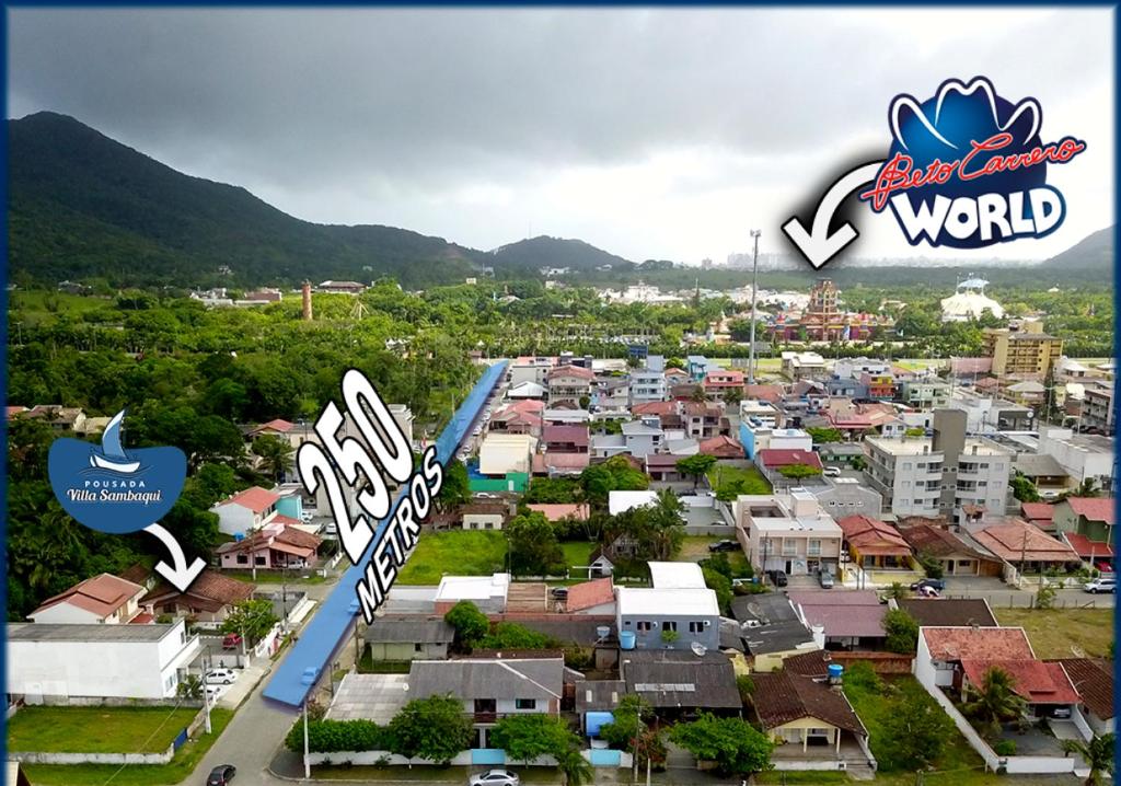 En generel udsigt til bjerge eller udsigt til bjerge taget fra hotellet