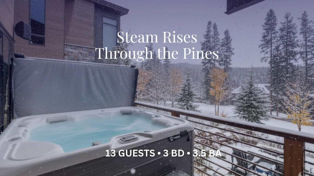 un balcón con bañera de hidromasaje en la nieve en Evergreen Reserve, en Winter Park