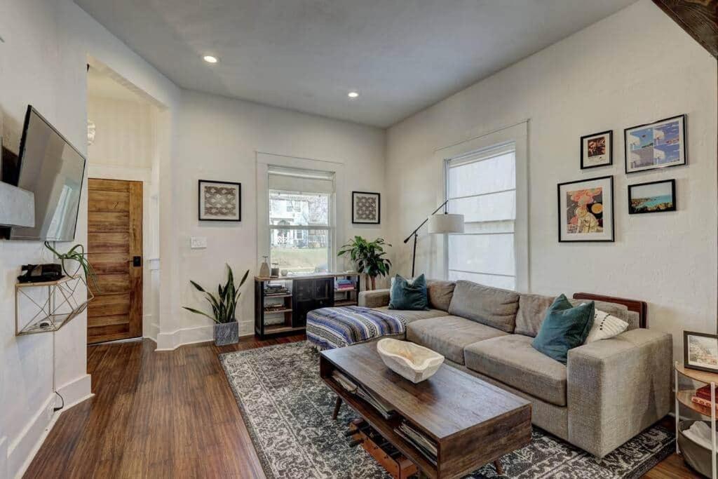 Televiisor ja/või meelelahutuskeskus majutusasutuses The Owen Bungalow - Uptown/Paseo OKC