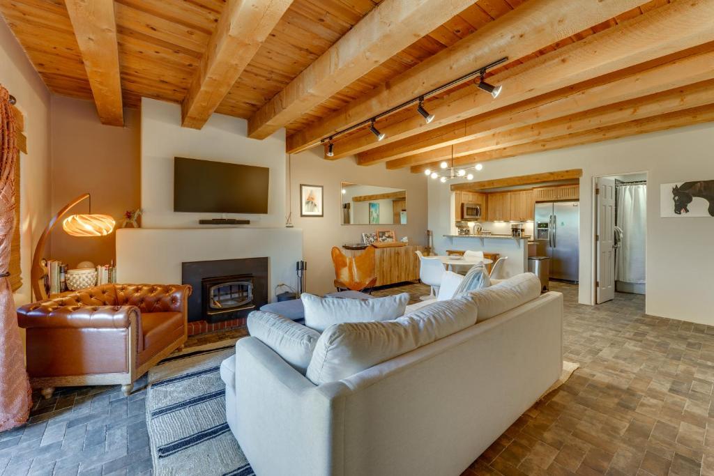un salon avec un canapé et une cheminée dans l'établissement Ski, Hike and Fish! Beautiful Retreat Near Taos, à Valdez
