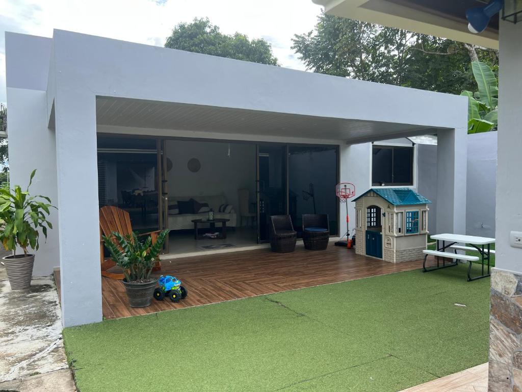 Κήπος έξω από το Villa Olivia suit