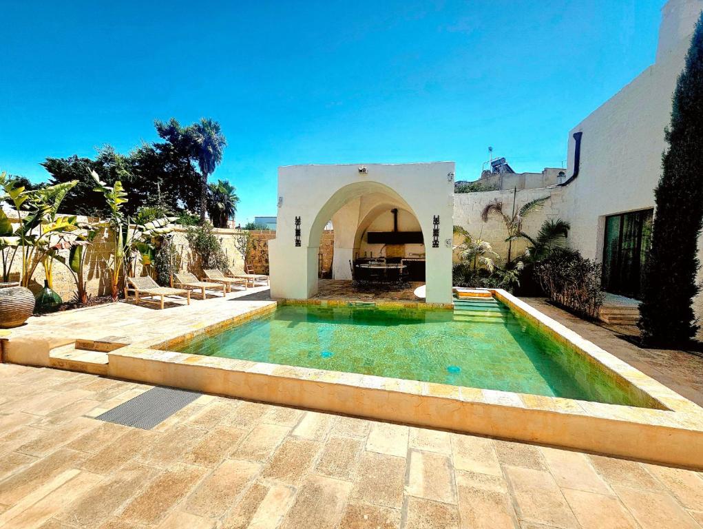 Bazén v ubytování Masseria Gemini luxury retreat nebo v jeho okolí
