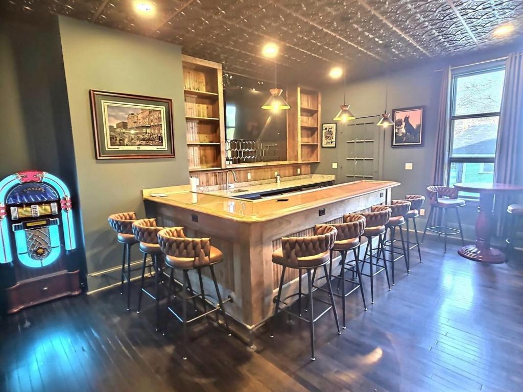 Φωτογραφία από το άλμπουμ του Sleeps 30+ • 10BR Mansion •Events • Bar • Backyard σε Wauwatosa