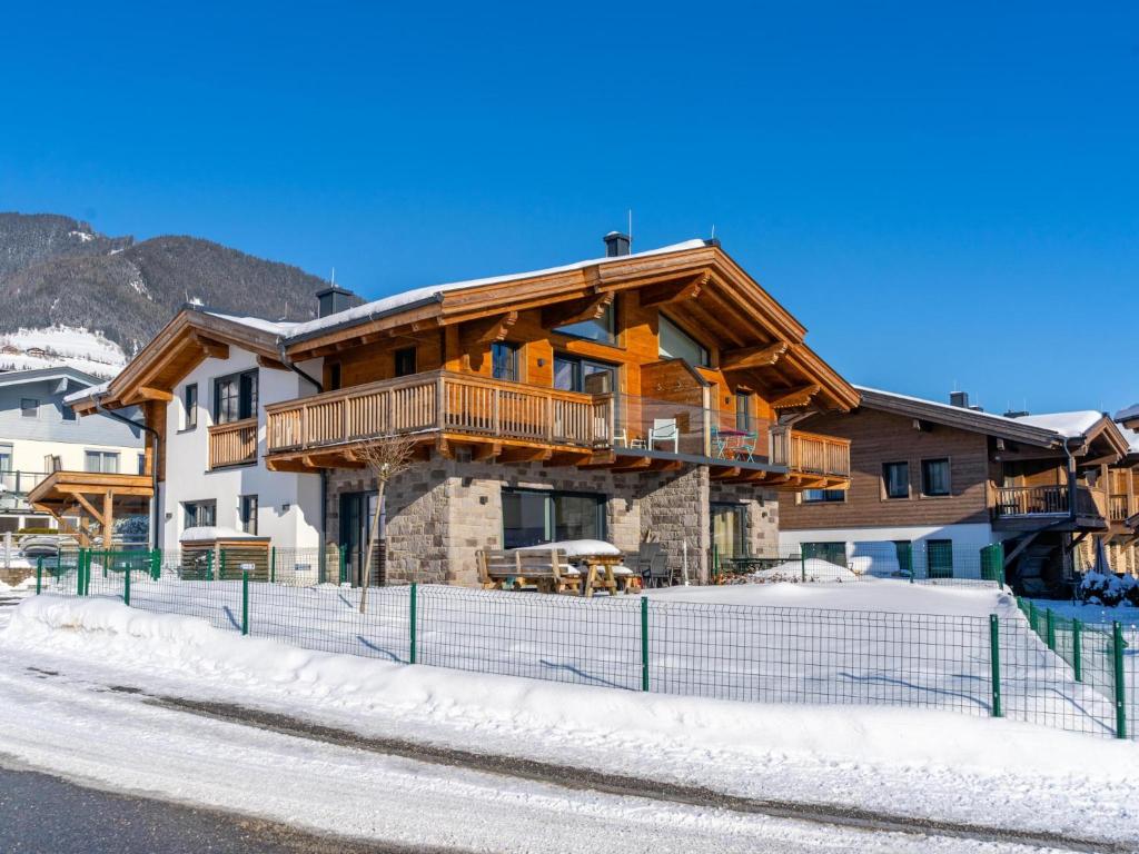 Nespecifikovaný výhled na hory nebo výhled na hory při pohledu z chaty