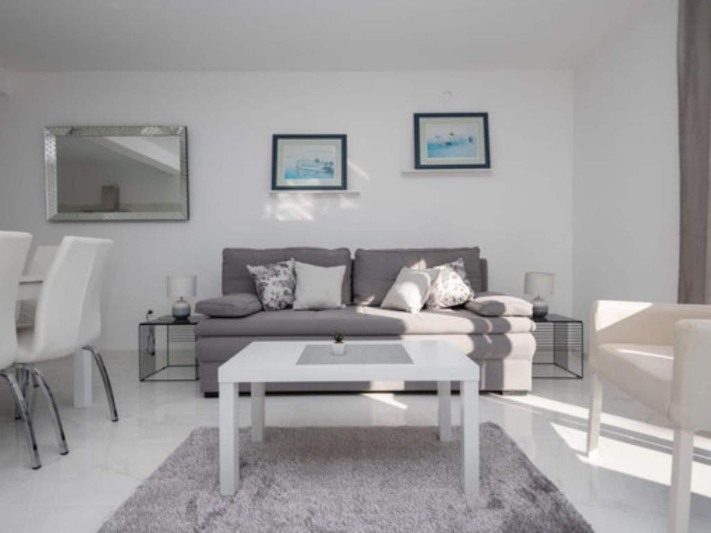 Posezení v ubytování Four Bedroom Villa With Terrace and Swimming pool