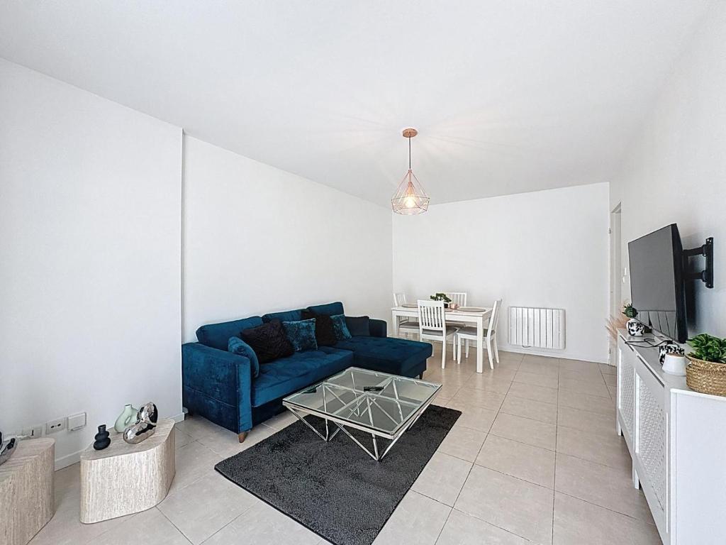 Μια τηλεόραση ή/και κέντρο ψυχαγωγίας στο Apt serenity home 2 bedrooms paris cercy pontoise