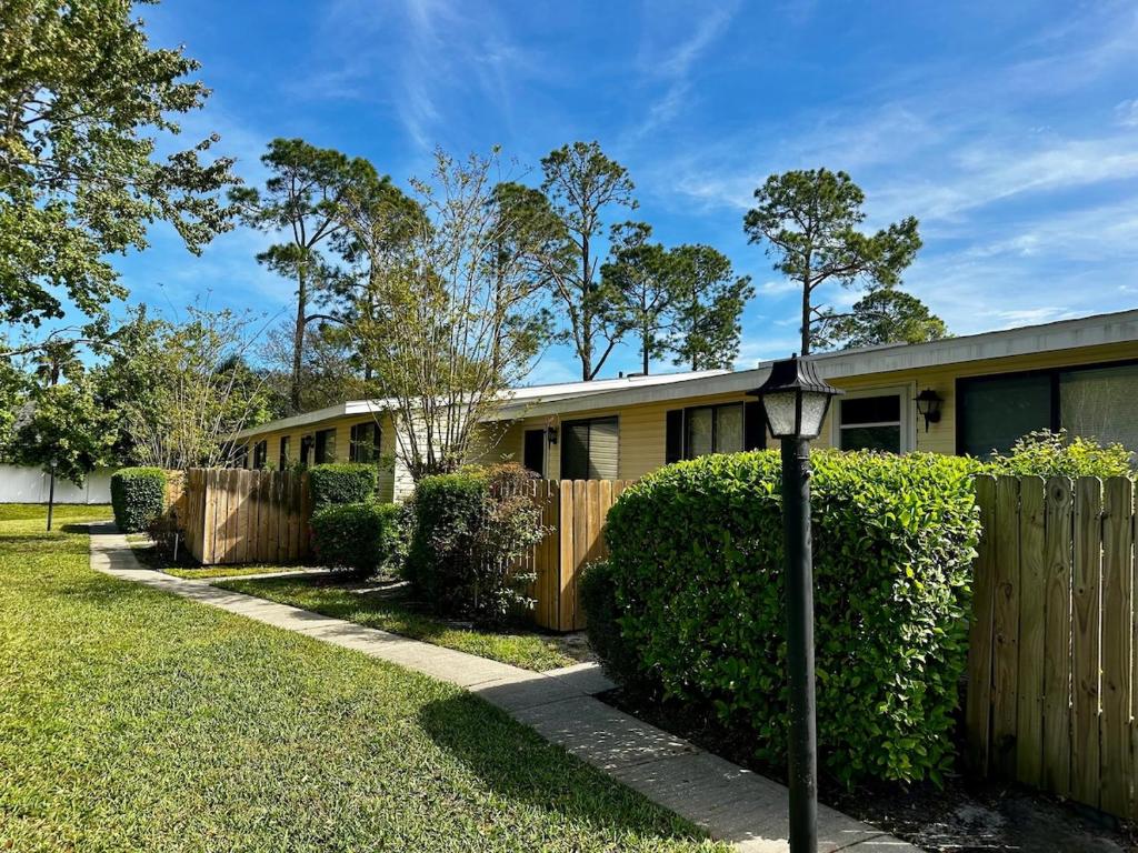 Vườn quanh 1st Floor, Quiet, Mayo Clinic, 7 Minutes to Beach