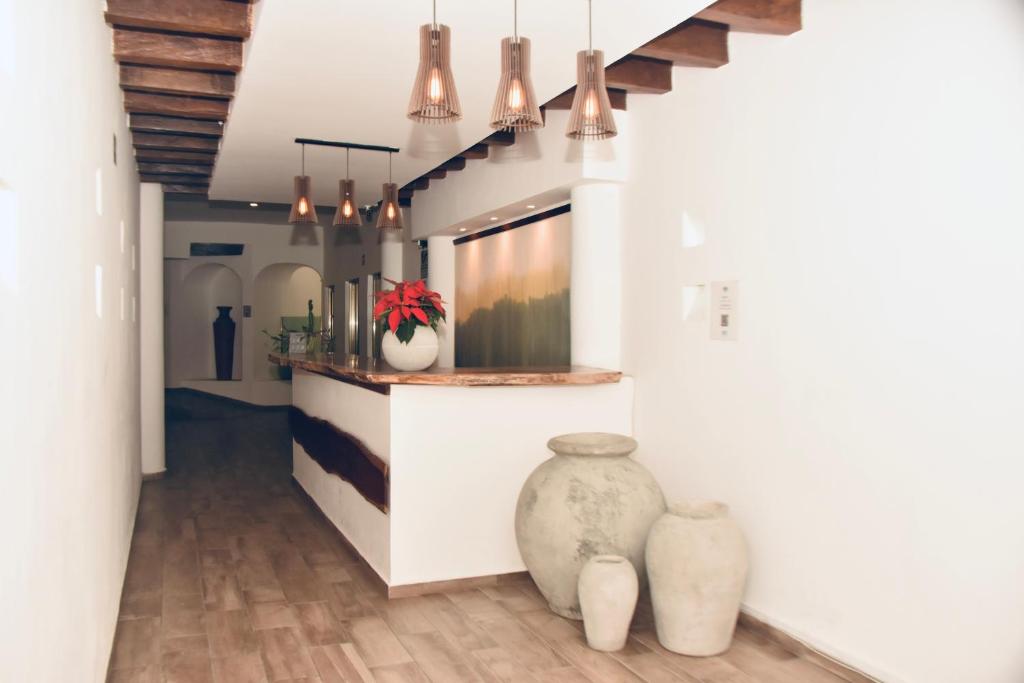 un corridoio con una scala con un bancone e dei vasi di Paraiso apartment 1 a Playa del Carmen