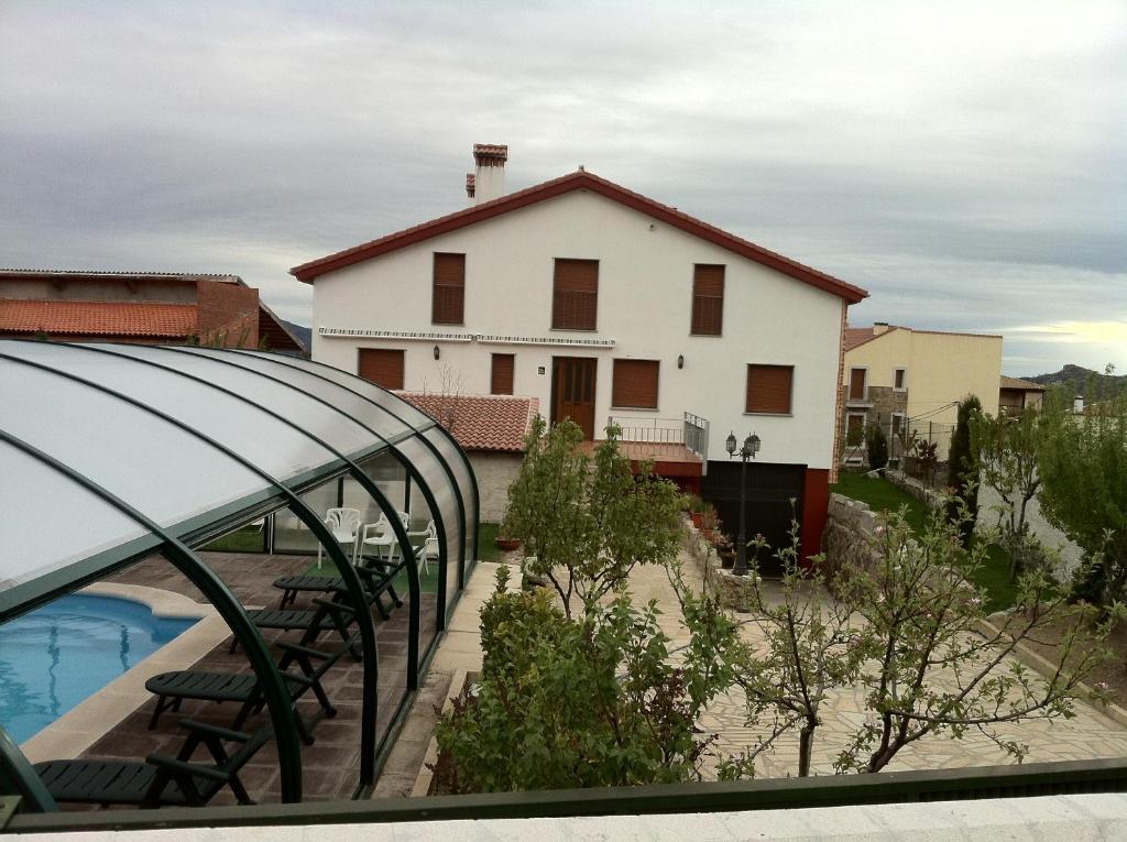 een huis met een zwembad en een gebouw bij Refugio La Covatilla I,II,III y IV in La Hoya