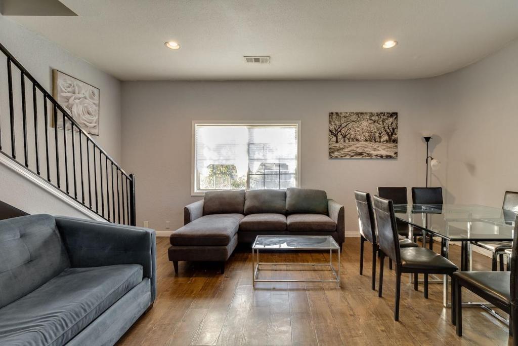 een woonkamer met een bank en een tafel bij Cozy 3 bedroom San Fernando Valley in San Fernando