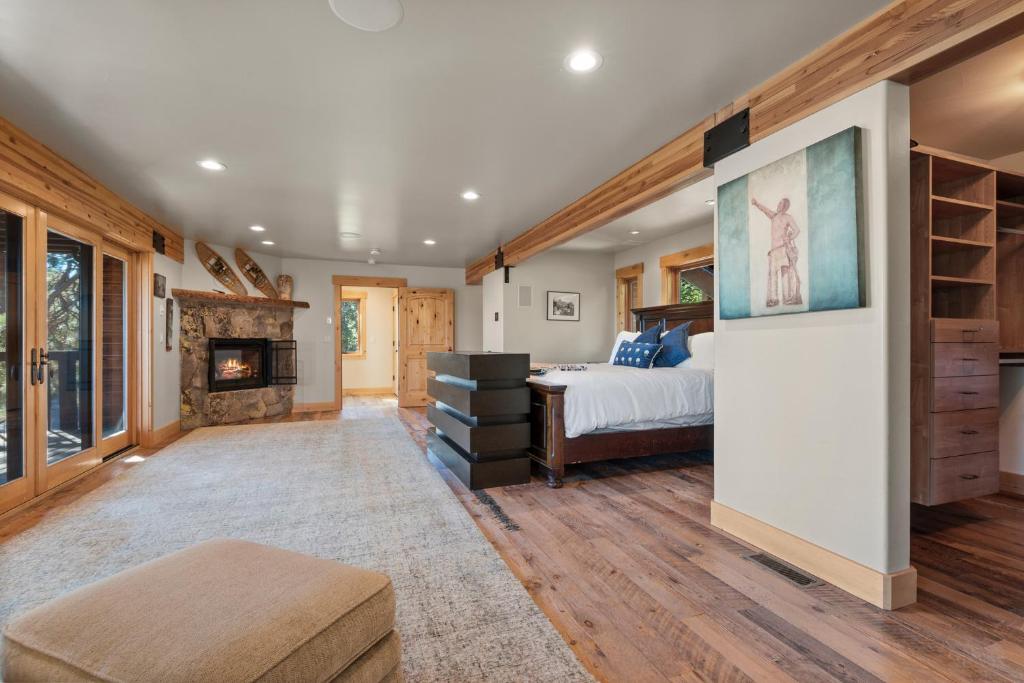 ein Schlafzimmer mit einem Bett und einem Kamin in der Unterkunft Bella Casa - North Lake Tahoe in Tahoe City