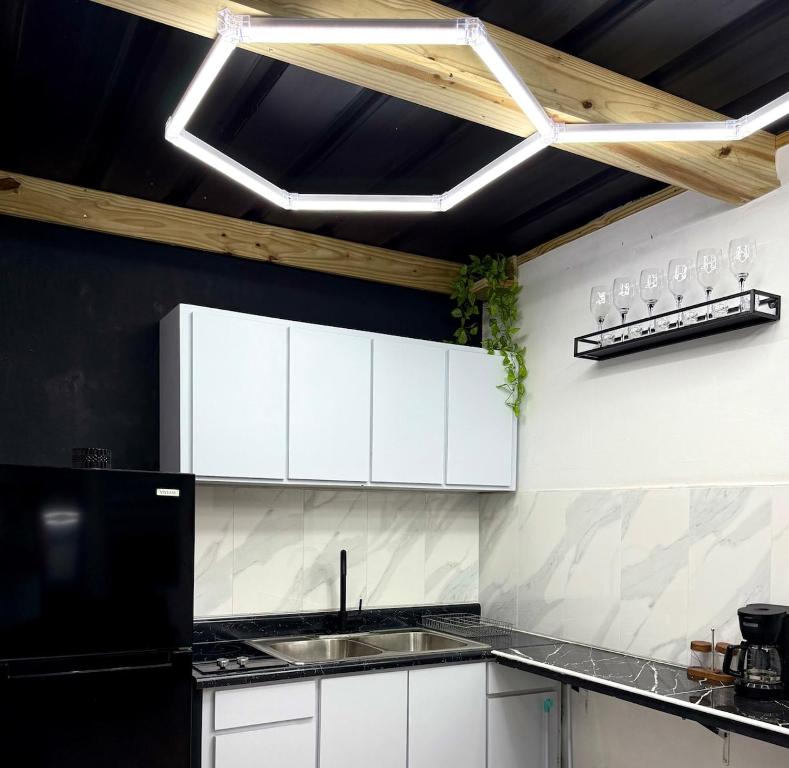 Köök või kööginurk majutusasutuses Urban Cabin PR-Near to AirPort- Near to Beach