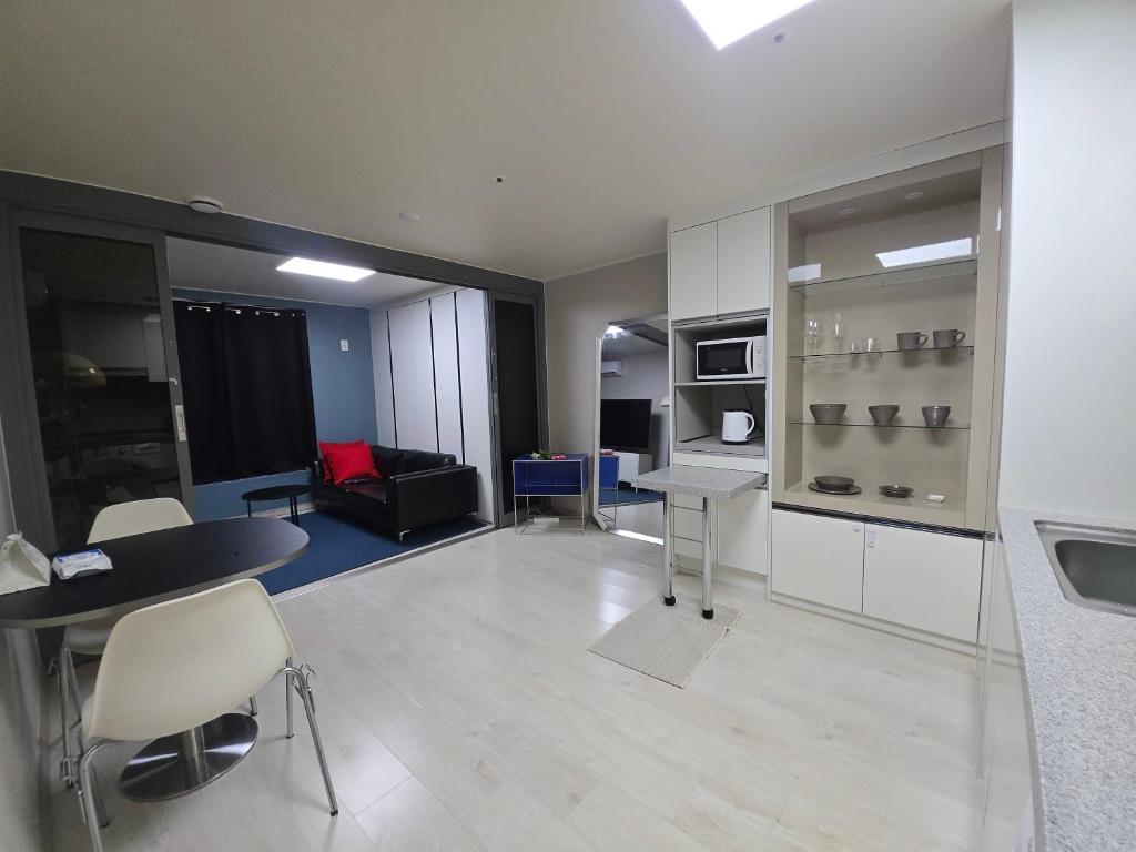 Kuchyň nebo kuchyňský kout v ubytování 스테이 휴가 의정부점