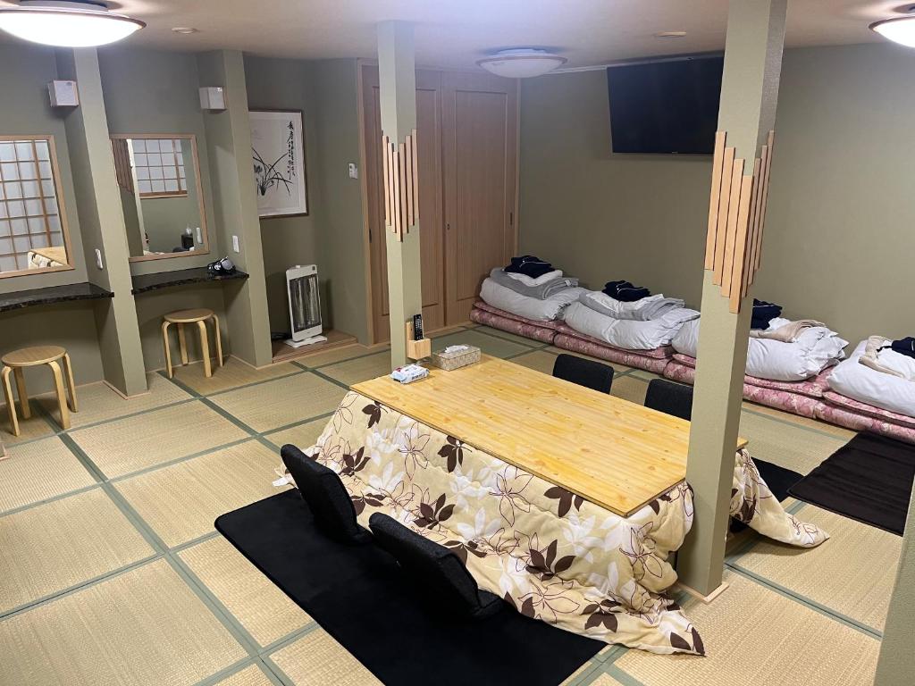 En eller flere senge i et værelse på Wafu Ryokan Uehonmachi