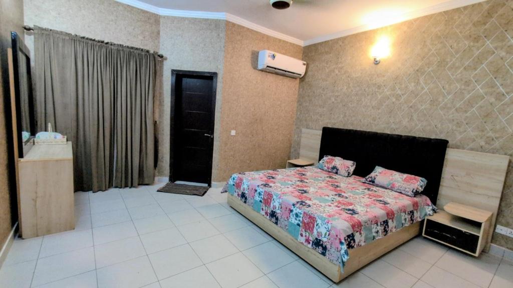 une chambre d'hôtel avec un lit et une salle de bain dans l'établissement Villa In Precinct 10a Bahria Town Karachi, à Karachi