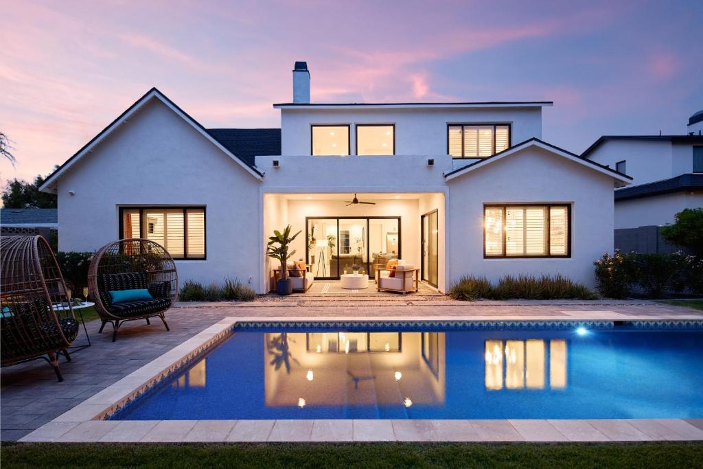 Πισίνα στο ή κοντά στο Breeze - Sparkling Pool - Mins to Old Town