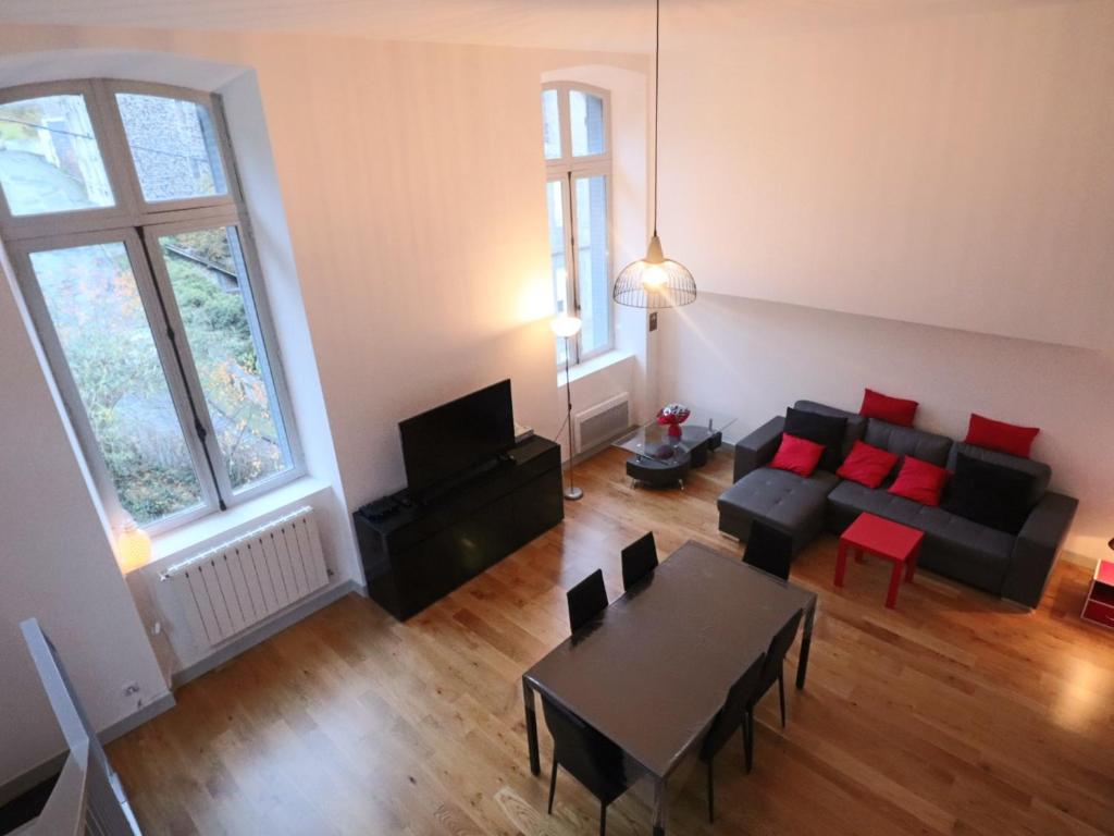 Posezení v ubytování Loft lumineux en centre-ville, proche thermes, pour 4 personnes - FR-1-858-28