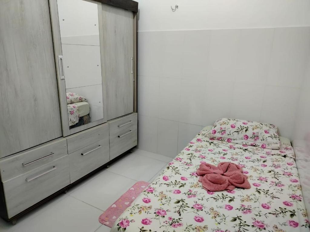 a bedroom with a bed with a dresser and a mirror at Quarto para solteiro perto do aeroporto e parques in Belém