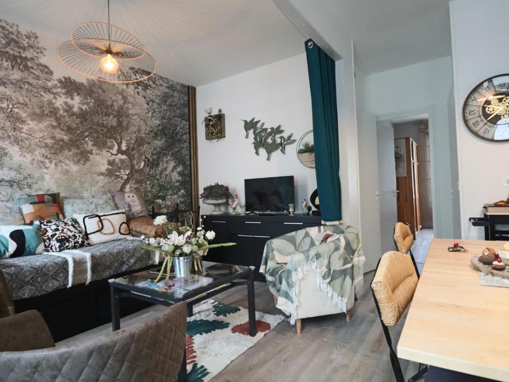 ein Wohnzimmer mit Sofa und Tisch in der Unterkunft Appartement 3* pour 6 pers, calme, proche thermes - FR-1-858-30 in La Bourboule