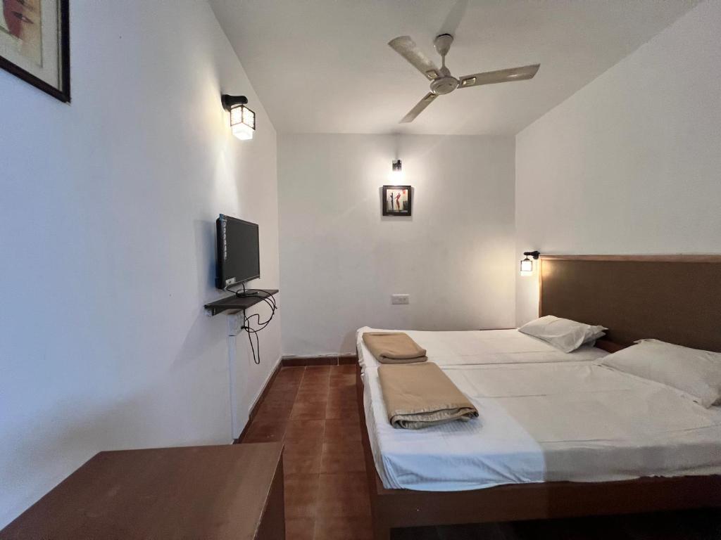 Postel nebo postele na pokoji v ubytování Hennur Guest Rooms