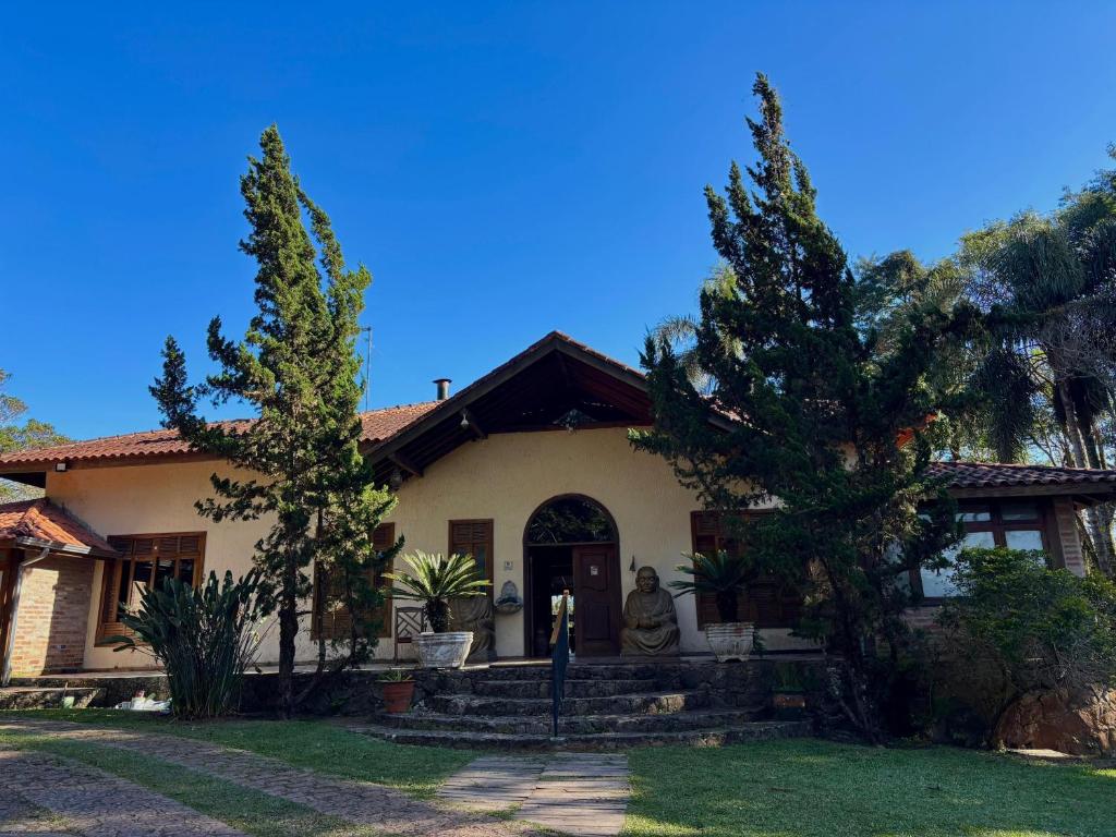 a house with trees in front of it at Espaço Tajj in São Roque