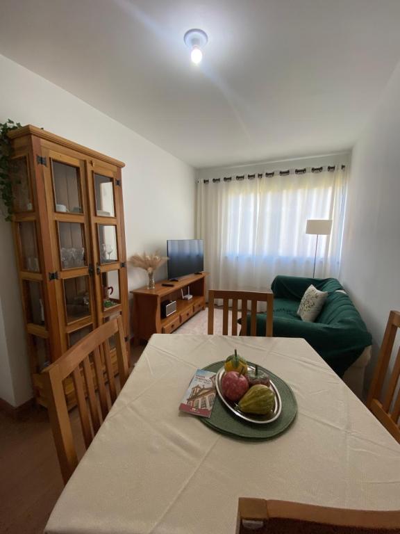 a room with a table with a plate of fruit on it at Conforto e aconchego em São João del-Rei in São João del Rei