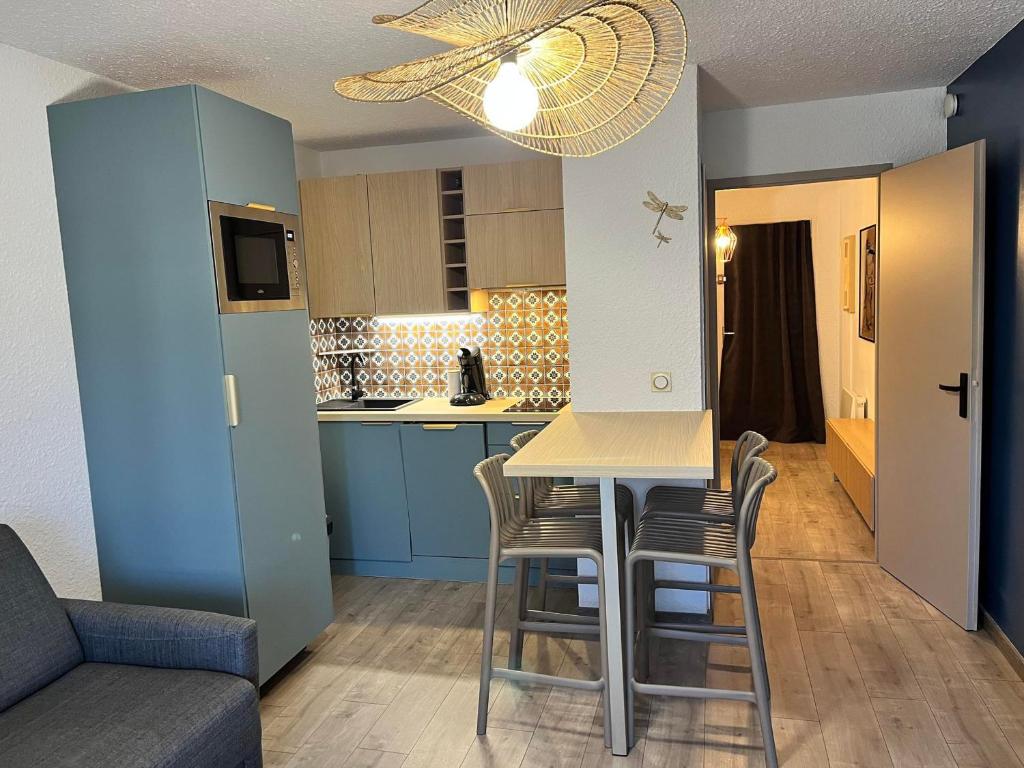 Η κουζίνα ή μικρή κουζίνα στο Studio cabine chaleureux 4 pers, balcon, proche pistes, parking - FR-1-737-103