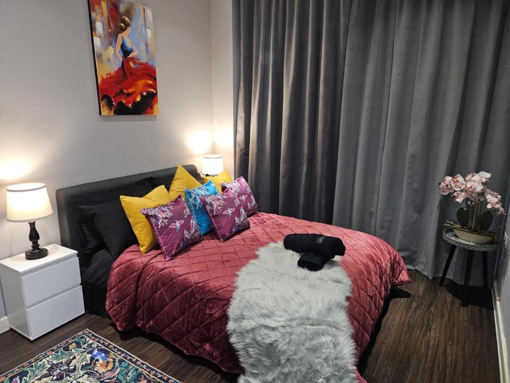 Postel nebo postele na pokoji v ubytování Cosy City Apartment in London - 5 Mins to Heathrow