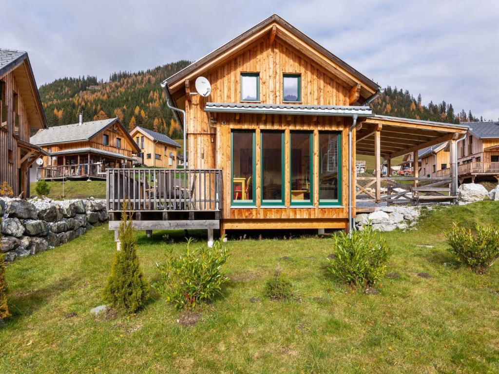 ein großes Holzhaus mit Balkon im Hof in der Unterkunft Chalet in Hohentauern direkt im Skigebiet in Hohentauern