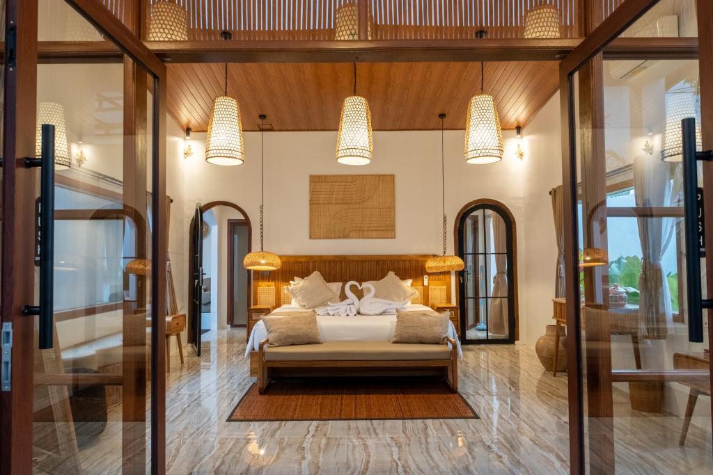 Ένα ή περισσότερα κρεβάτια σε δωμάτιο στο Sake Bali Suites