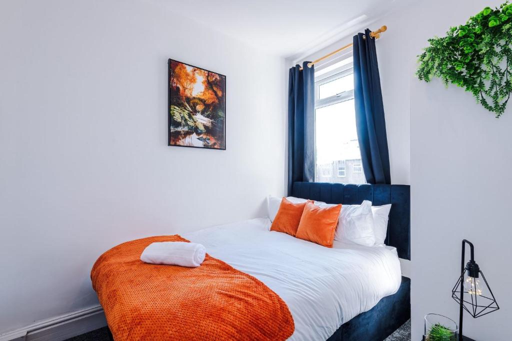 Postel nebo postele na pokoji v ubytování Contractor Heaven Four Bedroom Free Parking in Manchester by Eason Stays