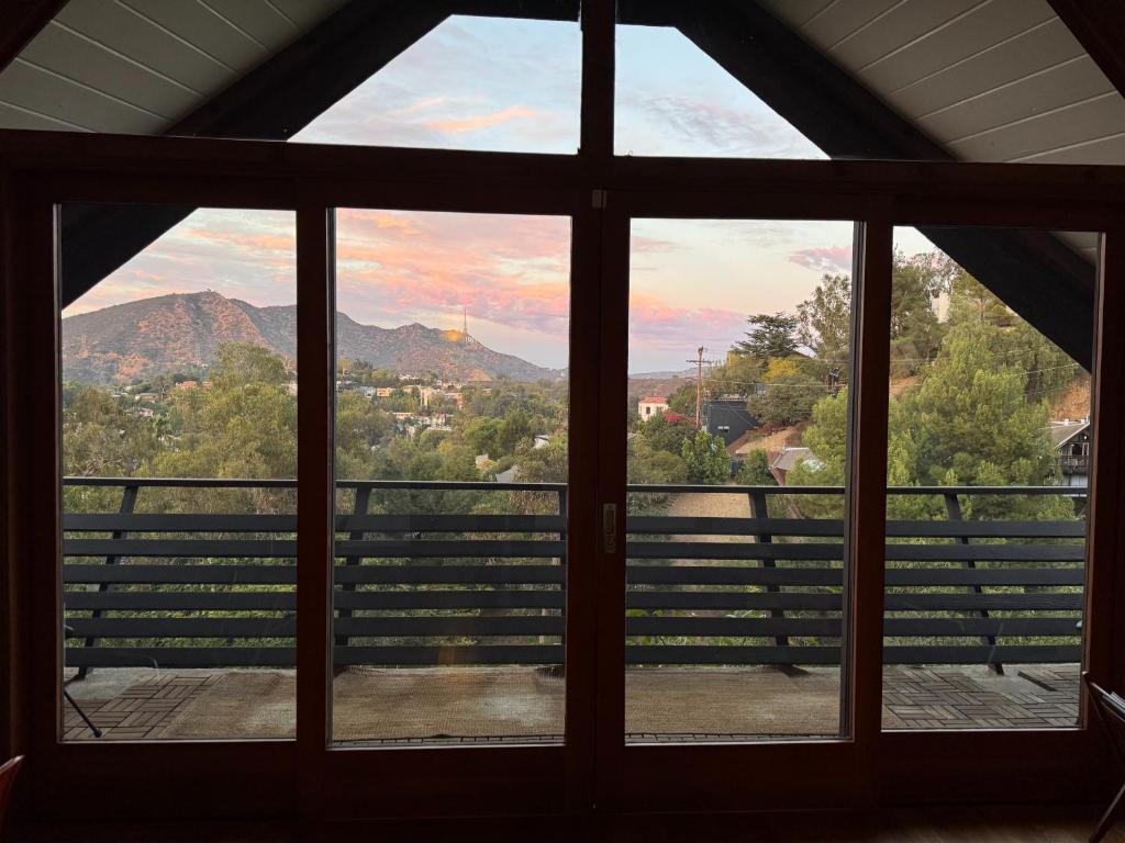 ein Fenster mit Bergblick in der Unterkunft Architectural Marvel In Hollywood Hills Wviews in Los Angeles