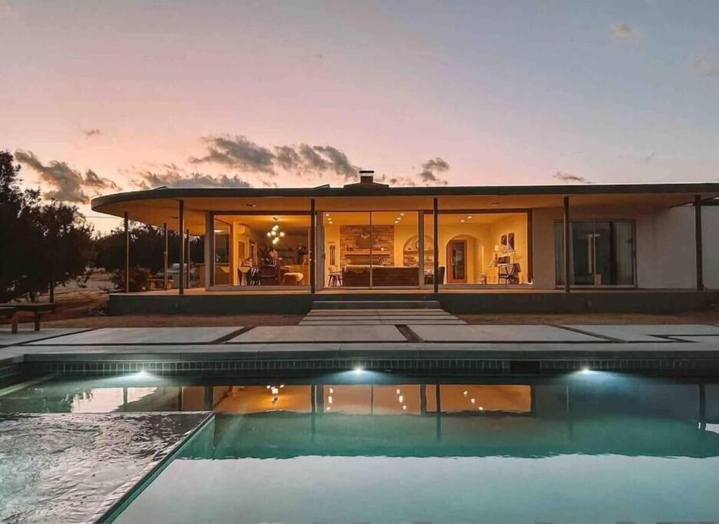 une maison avec une piscine devant dans l'établissement Luxury Villa Pool & Spa Looking Glass, à Yucca Valley