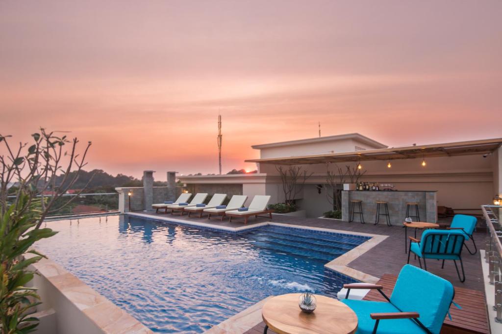 Bazén v ubytování Anachak Angkor Suite nebo v jeho okolí