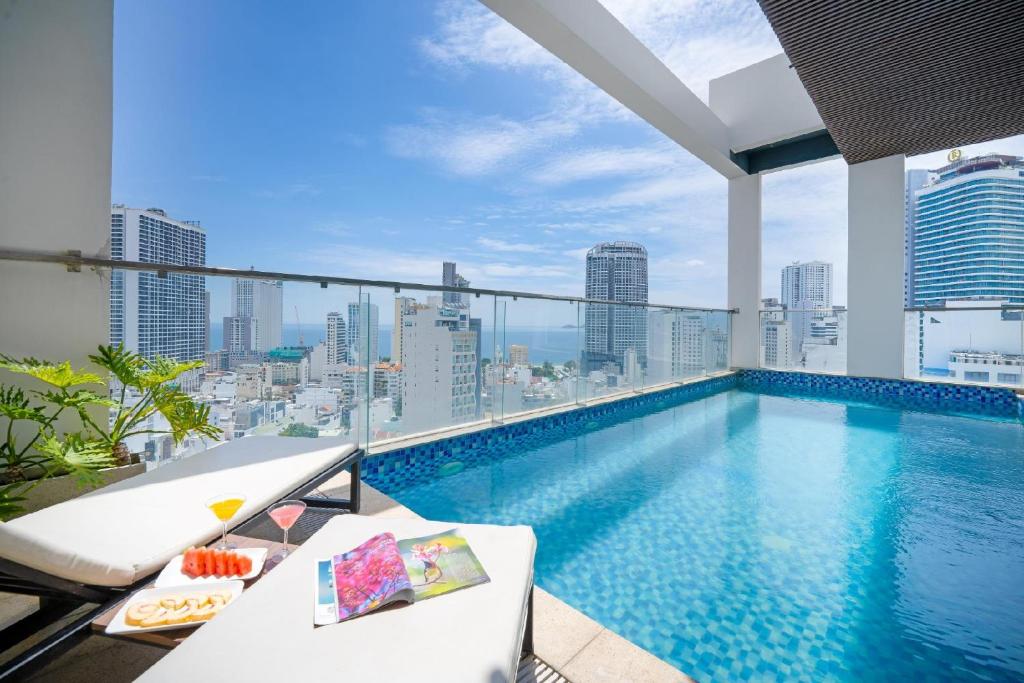 une piscine sur le toit d'un immeuble dans l'établissement Astica Hotel Nha trang, à Nha Trang