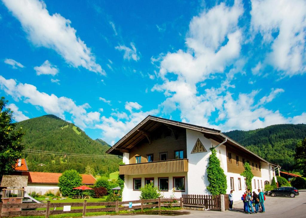 eine Gruppe von Personen, die außerhalb eines Gebäudes stehen in der Unterkunft Jugendherberge Kreuth am Tegernsee in Kreuth