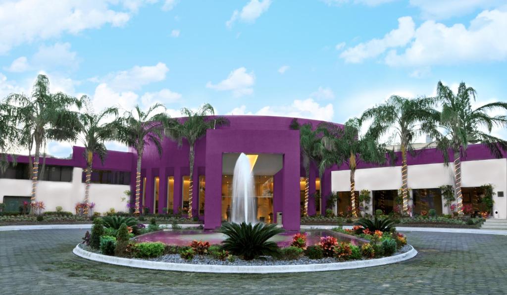 una representación de un edificio púrpura con una fuente en Hotel Terranova, en Coatzacoalcos