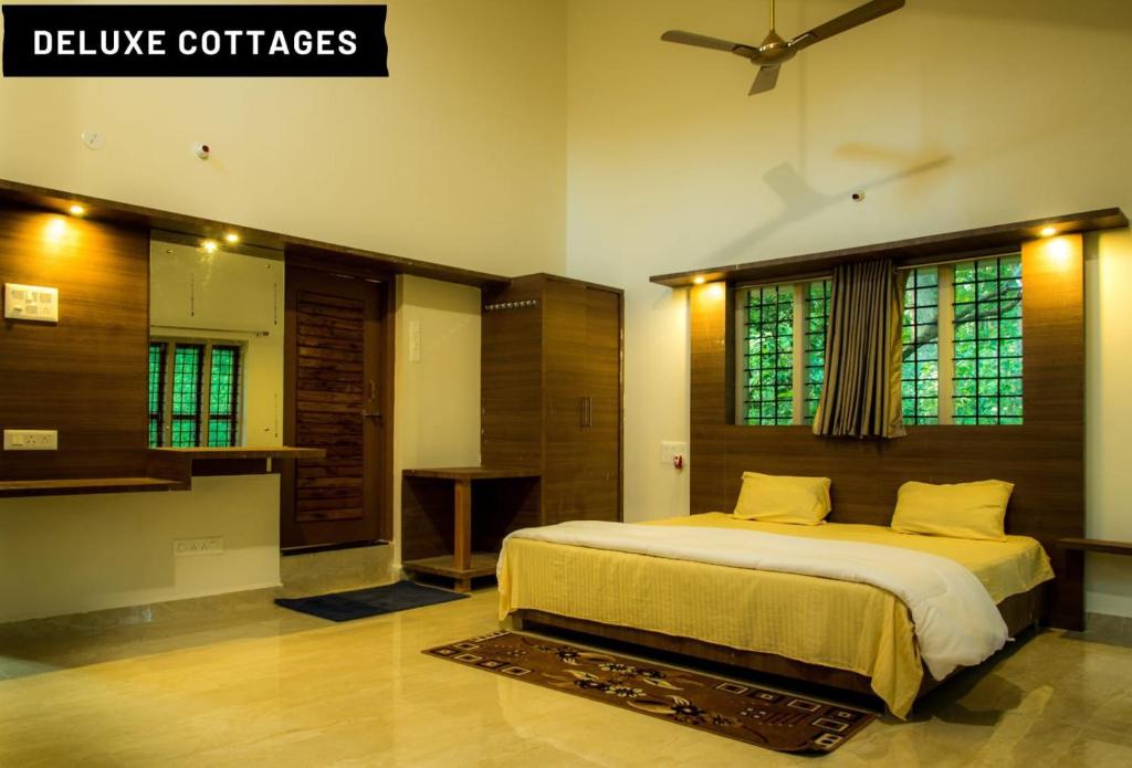 Un dormitorio con una cama grande en una habitación. en Green View Resort, en Dandeli