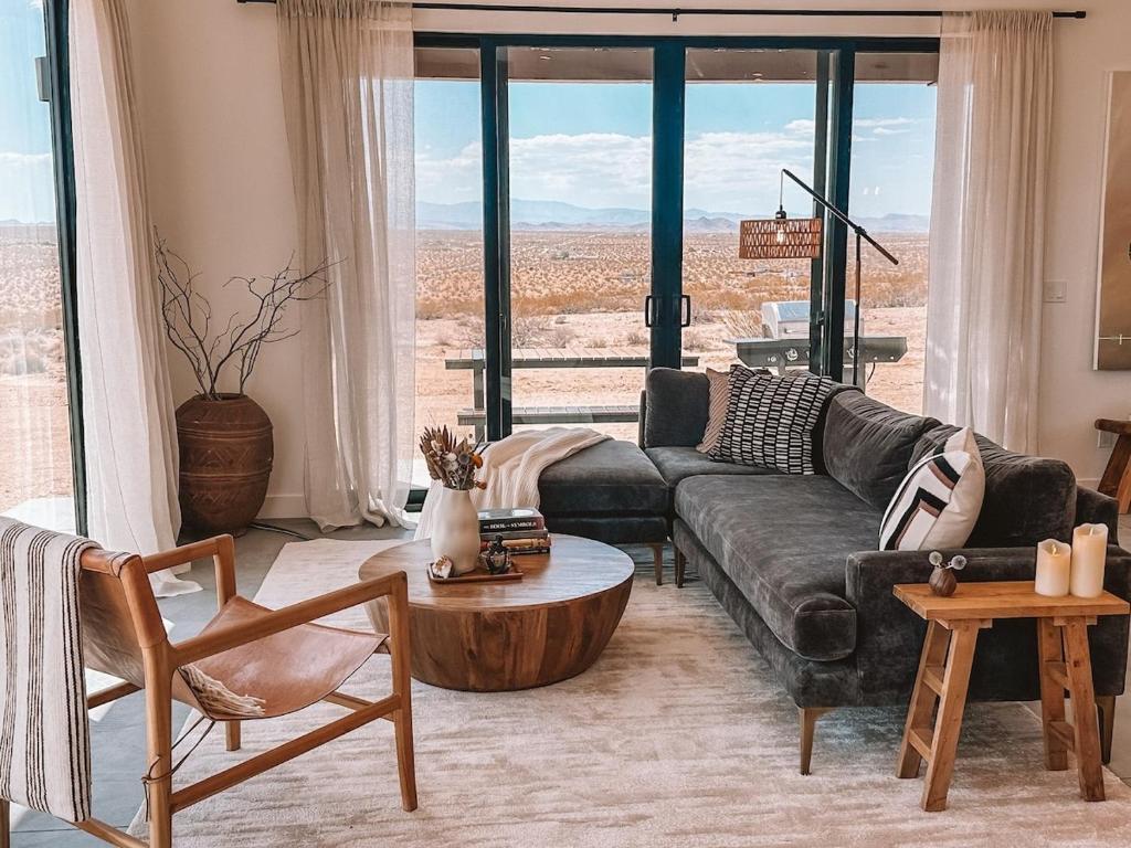 Posezení v ubytování New Home with Gorgeous Views Spa Noetic House