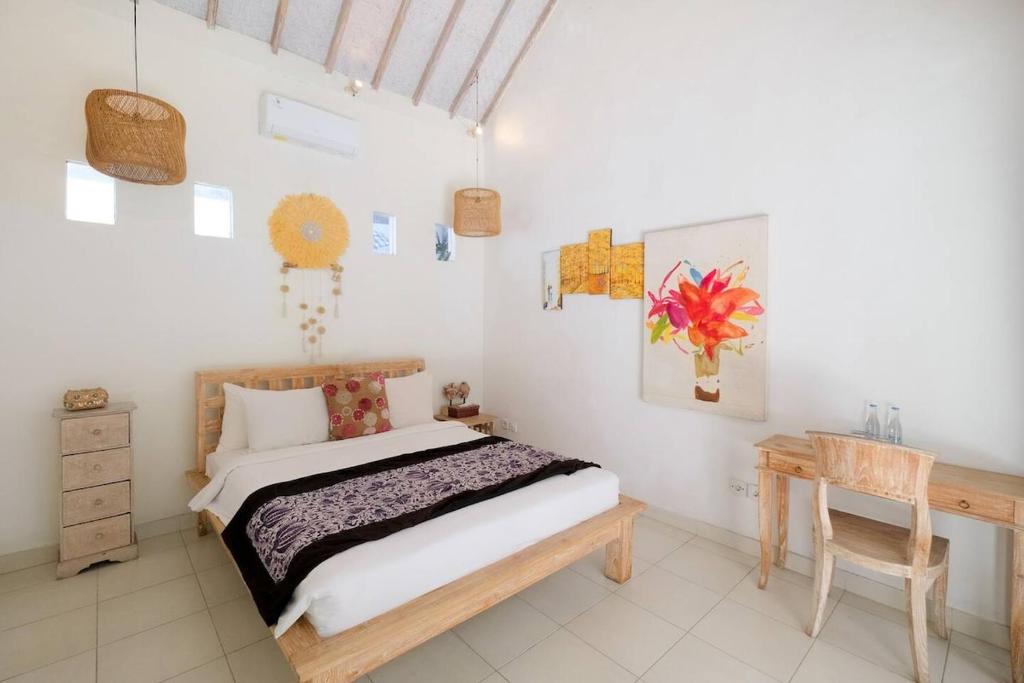 une chambre avec un lit, une table et une chaise dans l'établissement Beji Ayu Seminyak - 1 Bedroom Private Villa, à Seminyak