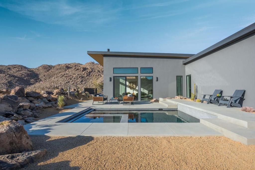 Πισίνα στο ή κοντά στο Luxury Pool Villa 5 Min to JT Park Skyfall