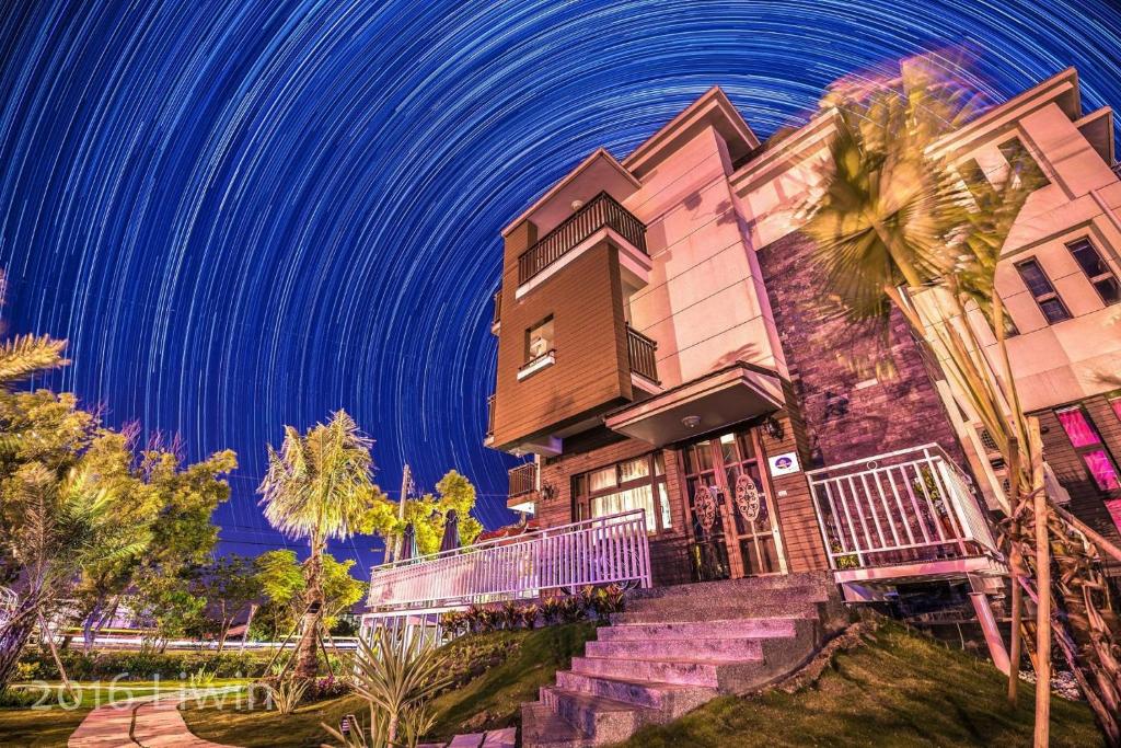 a house with the star trails in the sky at Sophia B&amp;B in Dongshan