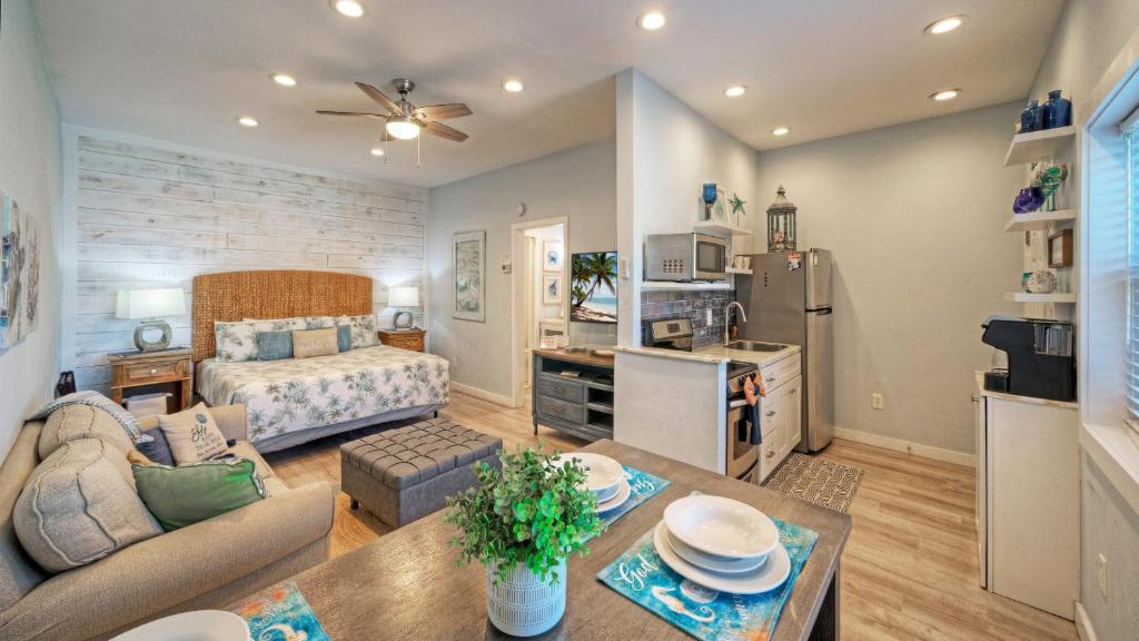 Η κουζίνα ή μικρή κουζίνα στο 2 Units Beach Boardwalk Pool Pickleball Tennis Island Retreat Complex